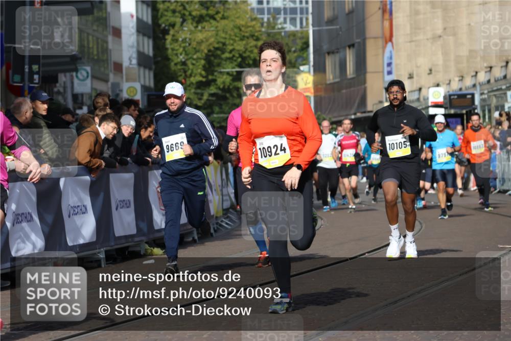 05.10.2025 - 20. swb-Marathon Bremen Strokosch-Dieckow http://msf.ph/oto/9240093 05.10.2025 10:56:53 Ziel 9451, 9669, 10105, 10145, 10397, 10867, 10924, 11168, 11274 meine-sportfotos.de