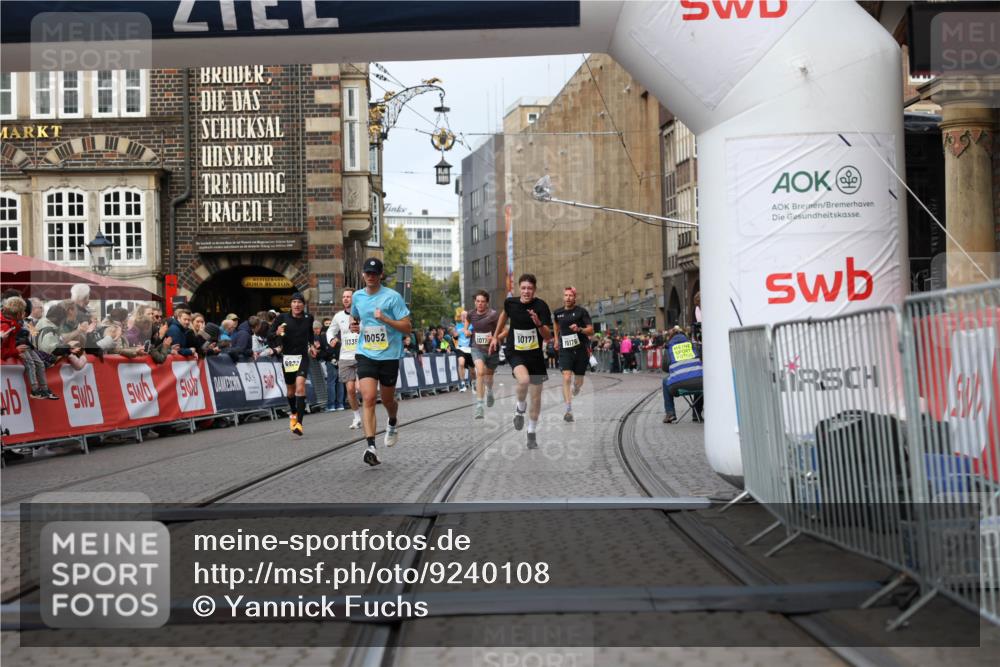 05.10.2025 - 20. swb-Marathon Bremen Yannick Fuchs http://msf.ph/oto/9240108 05.10.2025 10:39:55 Ziel 9922, 10052, 10171, 10175, 10176, 10753, 11335, 11349 meine-sportfotos.de