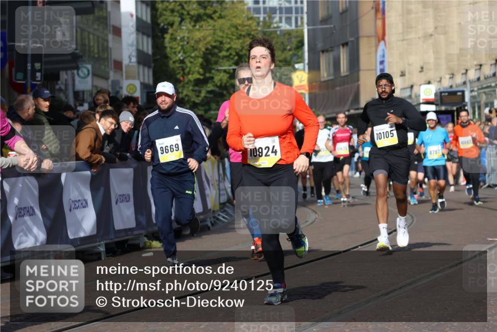 05.10.2025 - 20. swb-Marathon Bremen Strokosch-Dieckow http://msf.ph/oto/9240125 05.10.2025 10:56:53 Ziel 9451, 9669, 10105, 10145, 10397, 10867, 10924, 11168, 11274 meine-sportfotos.de