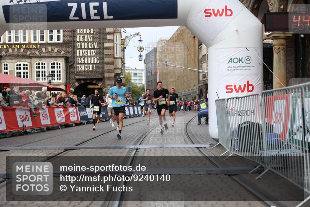 05.10.2025 - 20. swb-Marathon Bremen Yannick Fuchs http://msf.ph/oto/9240140 05.10.2025 10:39:55 Ziel 9922, 10052, 10171, 10175, 10176, 10753, 11335, 11349 meine-sportfotos.de