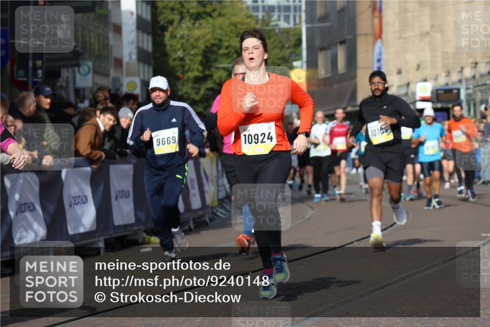 05.10.2025 - 20. swb-Marathon Bremen Strokosch-Dieckow http://msf.ph/oto/9240148 05.10.2025 10:56:53 Ziel 9451, 9669, 10105, 10145, 10397, 10867, 10924, 11168, 11274 meine-sportfotos.de