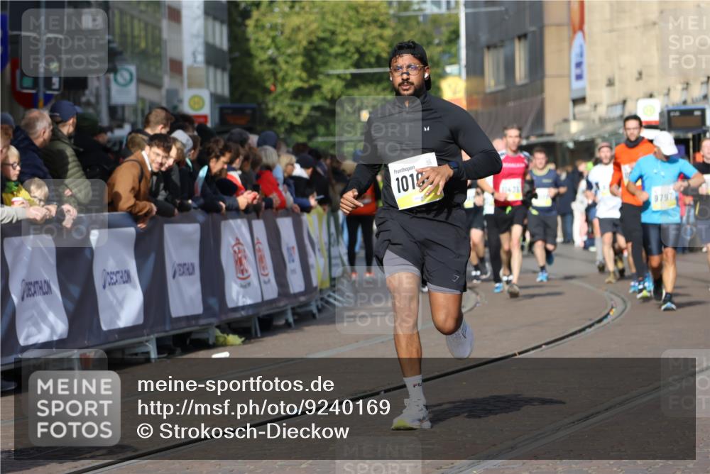 05.10.2025 - 20. swb-Marathon Bremen Strokosch-Dieckow http://msf.ph/oto/9240169 05.10.2025 10:56:55 Ziel 9451, 9669, 9937, 10069, 10105, 10397, 10867, 10924, 11168, 11274 meine-sportfotos.de
