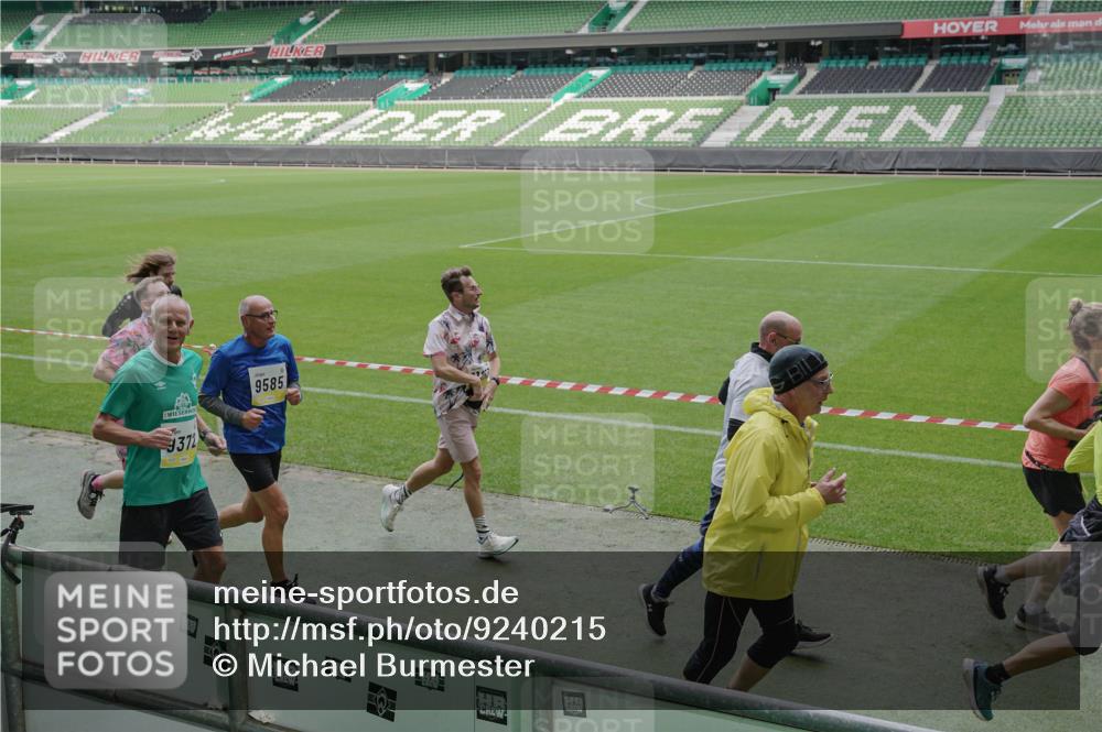 05.10.2025 - 20. swb-Marathon Bremen Michael Burmester http://msf.ph/oto/9240215 05.10.2025 10:34:31 Laufen im Stadion 7101, 7147, 7215, 9266, 9292, 9309, 9314, 9372, 9430, 9472, 9489, 9521, 9540, 9547, 9585, 9591, 9669, 9672, 9714, 9719, 9720, 9766, 9783, 9797, 9820, 9844, 9847, 9872, 9881, 9882, 9902, 9925, 9932, 9943, 9947, 9952, 9981, 10003, 10005, 10009, 10015, 10024, 10028, 10069, 10080, 10088, 10107, 10111, 10116, 10178, 10191, 10195, 10196, 10200, 10231, 10260, 10261, 10285, 10302, 10329, 10341, 10397, 10398, 10408, 10424, 10466, 10527, 10590, 10641, 10645, 10648, 10653, 9529 meine-sportfotos.de