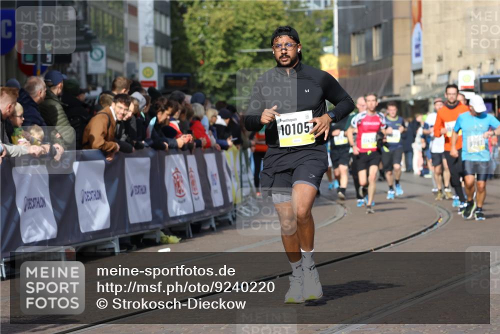 05.10.2025 - 20. swb-Marathon Bremen Strokosch-Dieckow http://msf.ph/oto/9240220 05.10.2025 10:56:55 Ziel 9451, 9669, 9937, 10069, 10105, 10397, 10867, 10924, 11168, 11274 meine-sportfotos.de