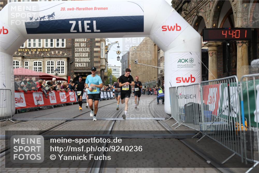 05.10.2025 - 20. swb-Marathon Bremen Yannick Fuchs http://msf.ph/oto/9240236 05.10.2025 10:39:56 Ziel 9922, 10052, 10171, 10175, 10176, 10753, 11335, 11349 meine-sportfotos.de