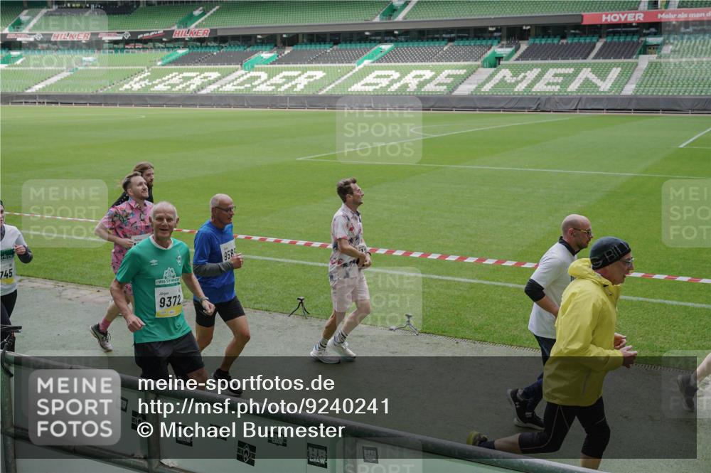 05.10.2025 - 20. swb-Marathon Bremen Michael Burmester http://msf.ph/oto/9240241 05.10.2025 10:34:32 Laufen im Stadion 7101, 7147, 7215, 9219, 9266, 9292, 9309, 9314, 9372, 9430, 9472, 9489, 9521, 9540, 9547, 9585, 9591, 9669, 9672, 9714, 9719, 9720, 9766, 9783, 9797, 9820, 9844, 9847, 9872, 9881, 9882, 9902, 9925, 9932, 9943, 9947, 9952, 9981, 10003, 10005, 10009, 10015, 10024, 10028, 10069, 10080, 10088, 10107, 10111, 10116, 10178, 10191, 10195, 10196, 10200, 10231, 10260, 10261, 10285, 10329, 10341, 10397, 10398, 10408, 10424, 10466, 10527, 10590, 10641, 10645, 10648, 10653, 9529 meine-sportfotos.de
