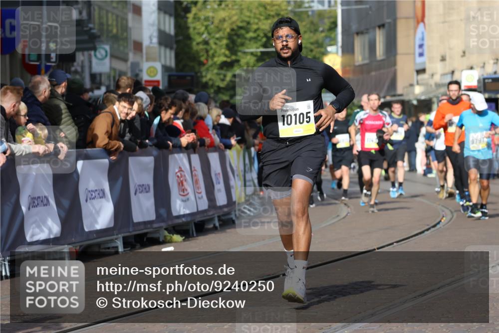 05.10.2025 - 20. swb-Marathon Bremen Strokosch-Dieckow http://msf.ph/oto/9240250 05.10.2025 10:56:55 Ziel 9451, 9669, 9937, 10069, 10105, 10397, 10867, 10924, 11168, 11274 meine-sportfotos.de