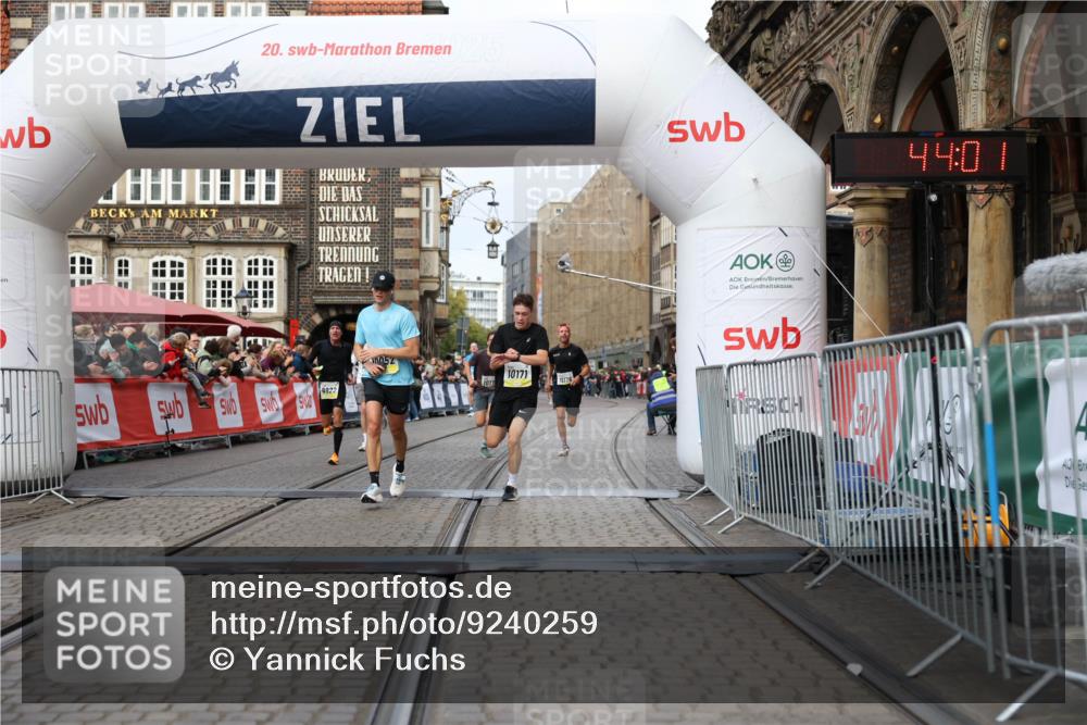05.10.2025 - 20. swb-Marathon Bremen Yannick Fuchs http://msf.ph/oto/9240259 05.10.2025 10:39:56 Ziel 9922, 10052, 10171, 10175, 10176, 10753, 11335, 11349 meine-sportfotos.de