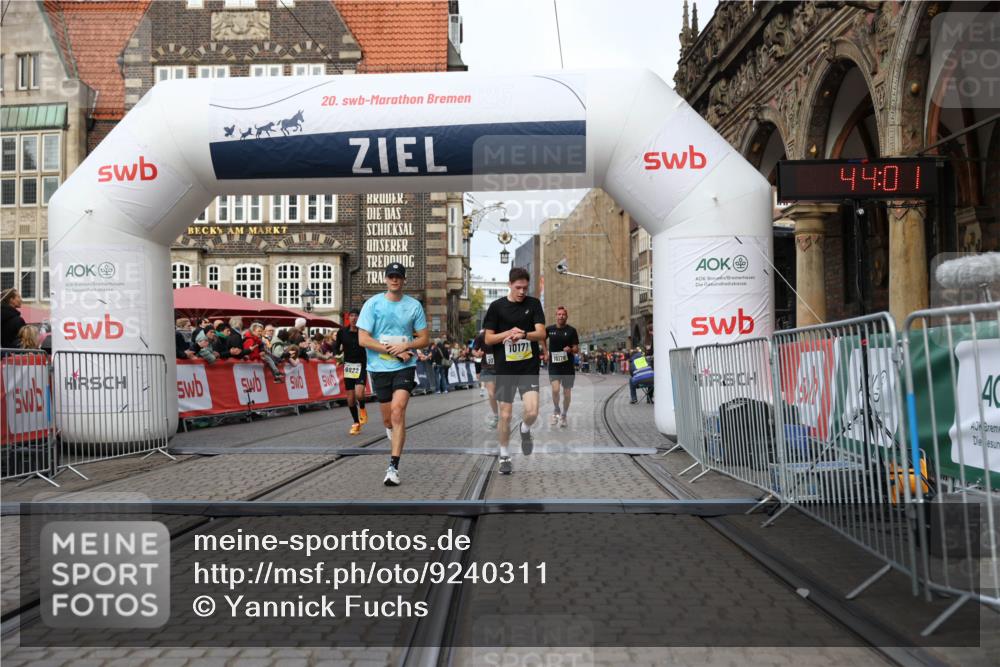 05.10.2025 - 20. swb-Marathon Bremen Yannick Fuchs http://msf.ph/oto/9240311 05.10.2025 10:39:57 Ziel 9213, 9922, 10052, 10171, 10175, 10176, 10753, 11335, 11349 meine-sportfotos.de