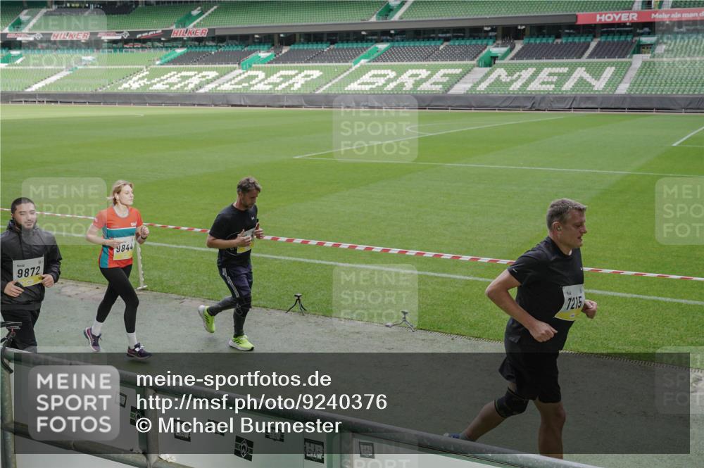 05.10.2025 - 20. swb-Marathon Bremen Michael Burmester http://msf.ph/oto/9240376 05.10.2025 10:34:36 Laufen im Stadion 7101, 7147, 7215, 9188, 9219, 9266, 9292, 9309, 9314, 9372, 9430, 9472, 9489, 9521, 9540, 9547, 9585, 9591, 9669, 9672, 9714, 9719, 9720, 9766, 9783, 9797, 9820, 9844, 9847, 9872, 9902, 9925, 9932, 9943, 9947, 9952, 9981, 10003, 10005, 10009, 10024, 10069, 10080, 10088, 10107, 10111, 10116, 10178, 10191, 10195, 10196, 10200, 10260, 10261, 10263, 10285, 10329, 10341, 10397, 10398, 10408, 10424, 10466, 10527, 10641, 10645, 10648, 10653, 10950, 9529 meine-sportfotos.de