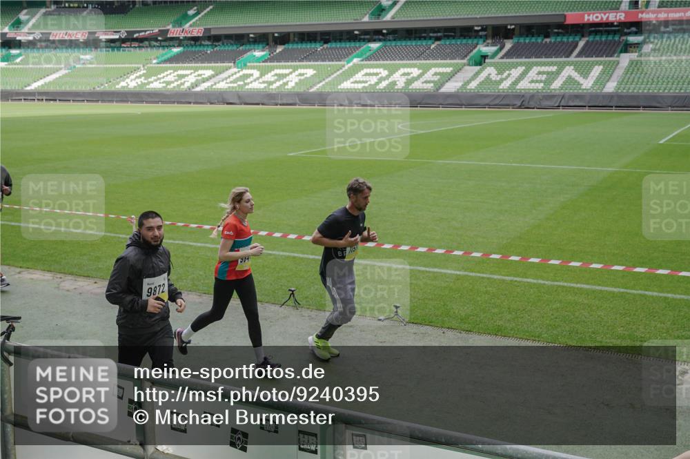 05.10.2025 - 20. swb-Marathon Bremen Michael Burmester http://msf.ph/oto/9240395 05.10.2025 10:34:36 Laufen im Stadion 7101, 7147, 7215, 9188, 9219, 9266, 9292, 9309, 9314, 9372, 9430, 9472, 9489, 9521, 9540, 9547, 9585, 9591, 9669, 9672, 9714, 9719, 9720, 9766, 9783, 9797, 9820, 9844, 9847, 9872, 9902, 9925, 9932, 9943, 9947, 9952, 9981, 10003, 10005, 10009, 10024, 10069, 10080, 10088, 10107, 10111, 10116, 10178, 10191, 10195, 10196, 10200, 10260, 10261, 10263, 10285, 10329, 10341, 10397, 10398, 10408, 10424, 10466, 10527, 10641, 10645, 10648, 10653, 10950, 9529 meine-sportfotos.de