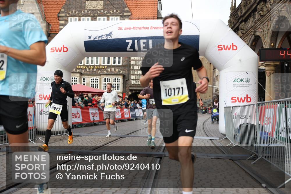 05.10.2025 - 20. swb-Marathon Bremen Yannick Fuchs http://msf.ph/oto/9240410 05.10.2025 10:39:59 Ziel 9213, 9922, 10052, 10171, 10175, 10176, 10753, 11335 meine-sportfotos.de
