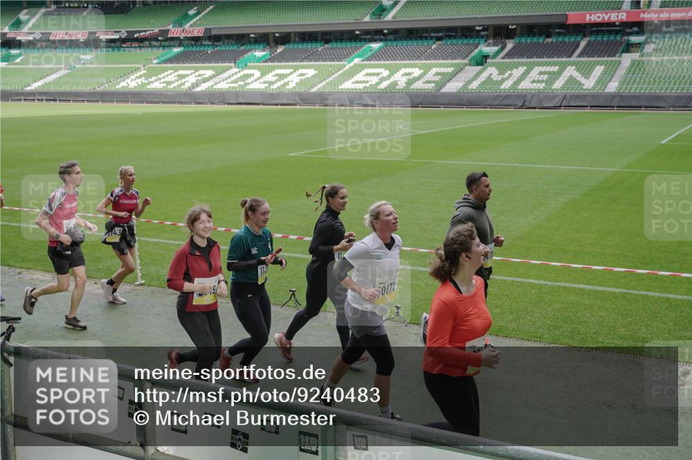 05.10.2025 - 20. swb-Marathon Bremen Michael Burmester http://msf.ph/oto/9240483 05.10.2025 10:34:38 Laufen im Stadion 7101, 7147, 7215, 9183, 9188, 9219, 9266, 9292, 9309, 9372, 9430, 9472, 9489, 9521, 9540, 9547, 9585, 9591, 9669, 9672, 9714, 9719, 9720, 9722, 9766, 9783, 9797, 9820, 9844, 9847, 9872, 9925, 9932, 9943, 9947, 9952, 9981, 10003, 10005, 10009, 10024, 10069, 10080, 10088, 10111, 10116, 10169, 10178, 10191, 10195, 10196, 10200, 10260, 10261, 10263, 10285, 10329, 10341, 10397, 10398, 10408, 10424, 10466, 10527, 10641, 10645, 10648, 10653, 10950, 9529 meine-sportfotos.de