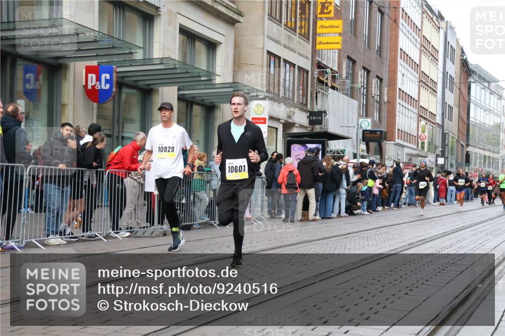 05.10.2025 - 20. swb-Marathon Bremen Strokosch-Dieckow http://msf.ph/oto/9240516 05.10.2025 10:47:31 Ziel 9240, 9377, 9929, 10062, 10089, 10266, 10382, 10601, 10676, 10929, 11187, 11244, 11330, 11409, 11628, 11708, 9240, 9377, 9929, 10062, 10089, 10266, 10382, 10601, 10676, 10929, 11187, 11244, 11330, 11409, 11628, 11708 meine-sportfotos.de
