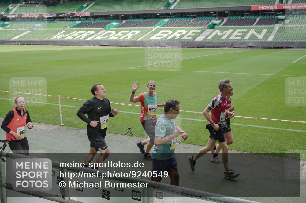 05.10.2025 - 20. swb-Marathon Bremen Michael Burmester http://msf.ph/oto/9240549 05.10.2025 10:34:40 Laufen im Stadion 7101, 7147, 7215, 9183, 9188, 9219, 9266, 9292, 9309, 9372, 9430, 9472, 9540, 9547, 9585, 9591, 9669, 9672, 9714, 9719, 9720, 9722, 9766, 9783, 9797, 9820, 9844, 9847, 9872, 9925, 9932, 9943, 9947, 9952, 9981, 10003, 10005, 10009, 10024, 10069, 10080, 10088, 10111, 10116, 10169, 10178, 10191, 10196, 10200, 10260, 10261, 10263, 10285, 10329, 10341, 10397, 10398, 10408, 10424, 10527, 10641, 10645, 10648, 10653, 10950, 9529 meine-sportfotos.de