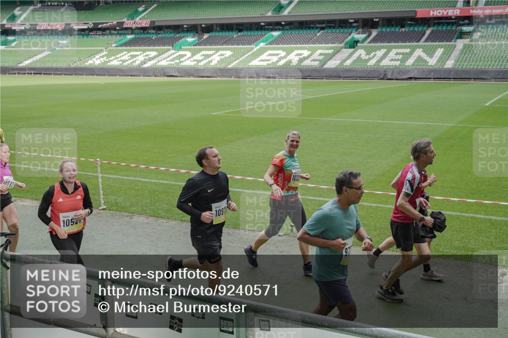 05.10.2025 - 20. swb-Marathon Bremen Michael Burmester http://msf.ph/oto/9240571 05.10.2025 10:34:40 Laufen im Stadion 7101, 7147, 7215, 9183, 9188, 9219, 9266, 9292, 9309, 9372, 9430, 9472, 9540, 9547, 9585, 9591, 9669, 9672, 9714, 9719, 9720, 9722, 9766, 9783, 9797, 9820, 9844, 9847, 9872, 9925, 9932, 9943, 9947, 9952, 9981, 10003, 10005, 10009, 10024, 10069, 10080, 10088, 10111, 10116, 10169, 10178, 10191, 10196, 10200, 10260, 10261, 10263, 10285, 10329, 10341, 10397, 10398, 10408, 10424, 10527, 10641, 10645, 10648, 10653, 10950, 9529 meine-sportfotos.de