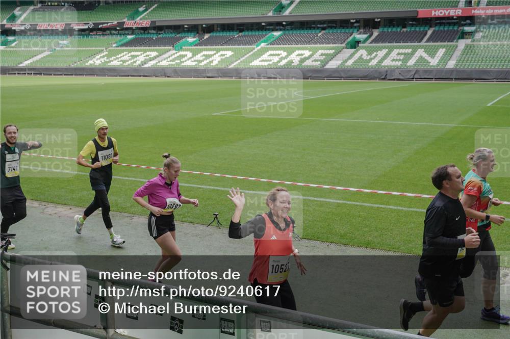 05.10.2025 - 20. swb-Marathon Bremen Michael Burmester http://msf.ph/oto/9240617 05.10.2025 10:34:41 Laufen im Stadion 7101, 7147, 7215, 9183, 9188, 9201, 9219, 9266, 9292, 9309, 9372, 9430, 9472, 9540, 9547, 9585, 9591, 9669, 9672, 9714, 9719, 9720, 9722, 9766, 9783, 9797, 9820, 9844, 9847, 9872, 9925, 9932, 9943, 9947, 9952, 9981, 10003, 10005, 10009, 10024, 10069, 10080, 10088, 10111, 10116, 10169, 10178, 10191, 10196, 10200, 10260, 10261, 10263, 10281, 10285, 10329, 10341, 10397, 10398, 10408, 10424, 10527, 10641, 10645, 10648, 10653, 10950, 9529 meine-sportfotos.de