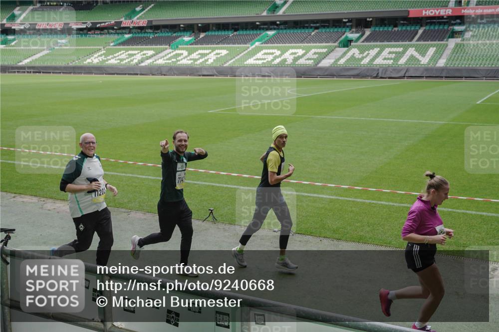 05.10.2025 - 20. swb-Marathon Bremen Michael Burmester http://msf.ph/oto/9240668 05.10.2025 10:34:42 Laufen im Stadion 7101, 7147, 7215, 9183, 9188, 9201, 9219, 9266, 9292, 9309, 9372, 9430, 9472, 9540, 9547, 9585, 9591, 9622, 9669, 9672, 9714, 9719, 9720, 9722, 9766, 9783, 9797, 9820, 9844, 9847, 9872, 9925, 9932, 9943, 9947, 9952, 9981, 10003, 10005, 10009, 10024, 10069, 10080, 10088, 10111, 10116, 10169, 10178, 10191, 10196, 10200, 10260, 10261, 10263, 10281, 10285, 10329, 10341, 10397, 10398, 10408, 10424, 10527, 10641, 10645, 10648, 10653, 10694, 10834, 10950, 9529 meine-sportfotos.de