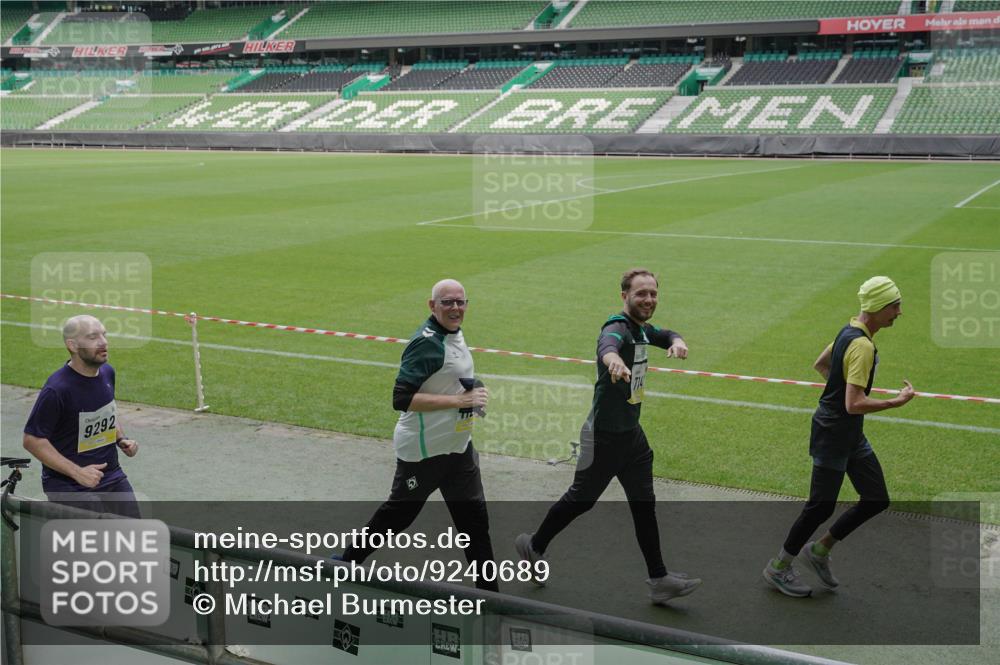 05.10.2025 - 20. swb-Marathon Bremen Michael Burmester http://msf.ph/oto/9240689 05.10.2025 10:34:43 Laufen im Stadion 7101, 7147, 7215, 9183, 9188, 9201, 9219, 9266, 9292, 9372, 9430, 9472, 9540, 9547, 9585, 9591, 9622, 9669, 9672, 9714, 9719, 9720, 9722, 9766, 9783, 9797, 9820, 9844, 9847, 9872, 9925, 9932, 9943, 9947, 9952, 9981, 10003, 10005, 10009, 10024, 10069, 10080, 10088, 10111, 10116, 10169, 10178, 10191, 10196, 10200, 10260, 10261, 10263, 10281, 10285, 10329, 10341, 10397, 10398, 10408, 10424, 10527, 10641, 10645, 10648, 10653, 10694, 10834, 10950, 9529 meine-sportfotos.de