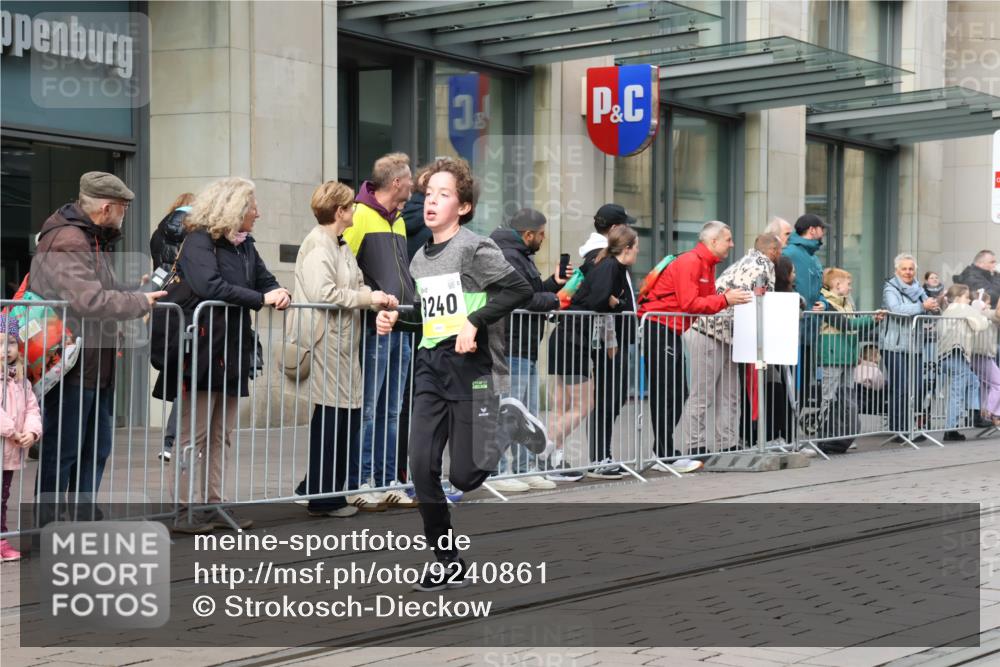 05.10.2025 - 20. swb-Marathon Bremen Strokosch-Dieckow http://msf.ph/oto/9240861 05.10.2025 10:47:48 Ziel 9240, 9293, 9641, 9706, 10266, 10392, 10428, 10723, 10818, 10931, 10953, 11119, 11187, 11292, 11299, 11561, 11637, 9240, 9293, 9641, 9706, 10266, 10392, 10428, 10723, 10818, 10931, 10953, 11119, 11187, 11292, 11299, 11561, 11637 meine-sportfotos.de