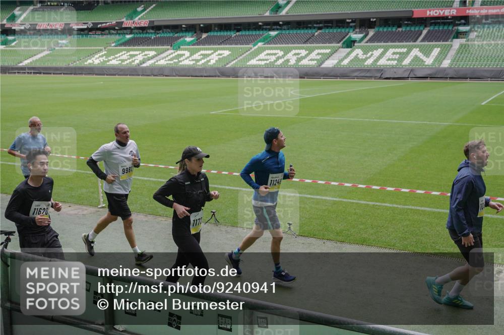 05.10.2025 - 20. swb-Marathon Bremen Michael Burmester http://msf.ph/oto/9240941 05.10.2025 10:34:51 Laufen im Stadion 7101, 7147, 7215, 9183, 9188, 9201, 9219, 9292, 9372, 9430, 9472, 9540, 9547, 9585, 9591, 9622, 9669, 9672, 9714, 9719, 9720, 9722, 9766, 9783, 9797, 9820, 9844, 9847, 9872, 9925, 9932, 9943, 9947, 9952, 9968, 9981, 10003, 10005, 10009, 10080, 10088, 10111, 10169, 10191, 10196, 10200, 10260, 10261, 10263, 10281, 10285, 10329, 10341, 10397, 10398, 10408, 10424, 10527, 10555, 10641, 10644, 10645, 10648, 10653, 10694, 10834, 10845, 10950, 10988 meine-sportfotos.de
