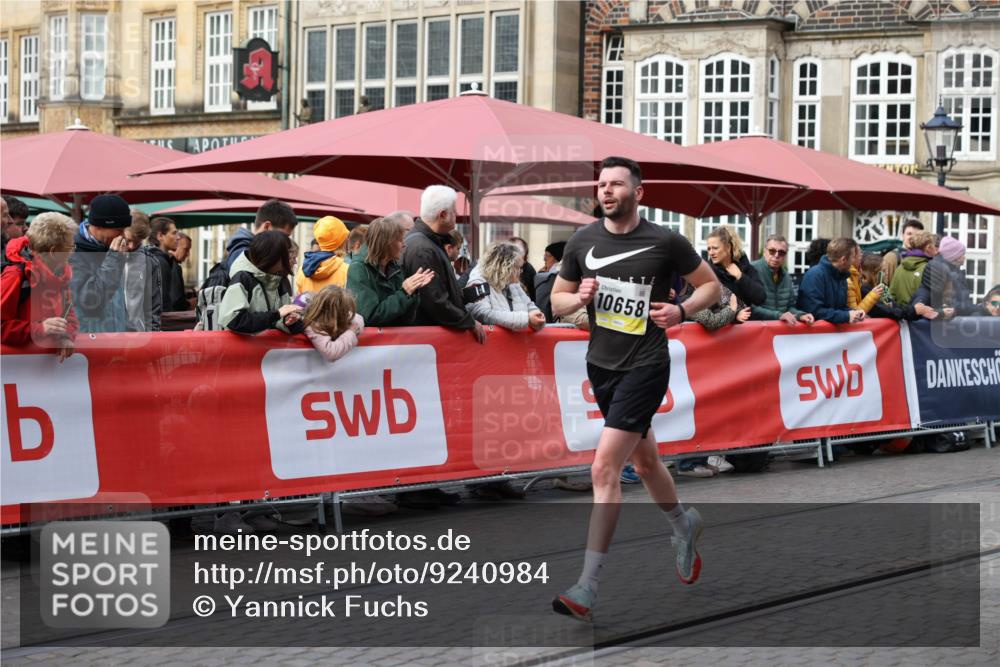 05.10.2025 - 20. swb-Marathon Bremen Yannick Fuchs http://msf.ph/oto/9240984 05.10.2025 10:40:26 Ziel 10658 meine-sportfotos.de