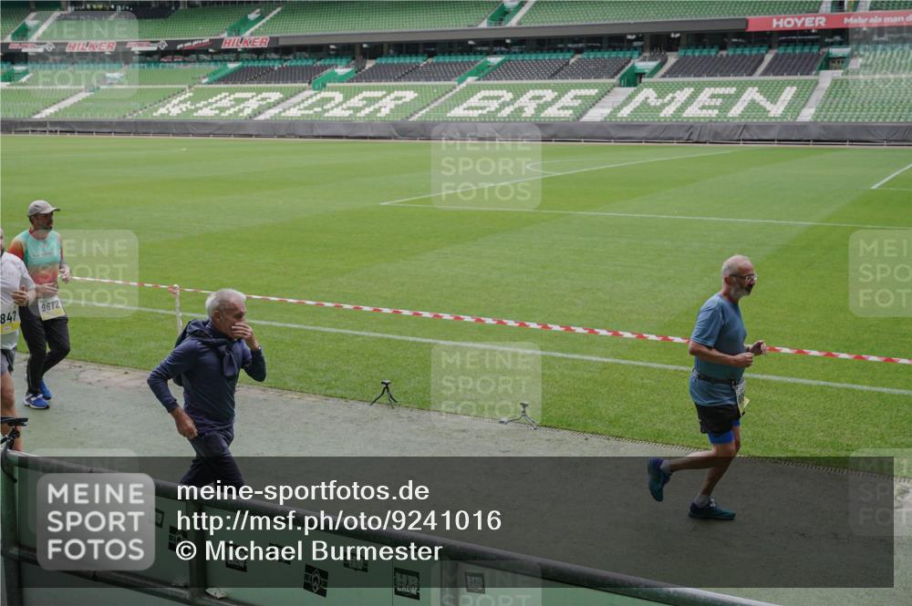 05.10.2025 - 20. swb-Marathon Bremen Michael Burmester http://msf.ph/oto/9241016 05.10.2025 10:34:53 Laufen im Stadion 7101, 7147, 7215, 9183, 9188, 9201, 9219, 9292, 9350, 9372, 9430, 9472, 9540, 9547, 9585, 9591, 9601, 9622, 9669, 9672, 9714, 9719, 9720, 9722, 9766, 9783, 9797, 9820, 9844, 9847, 9872, 9925, 9932, 9943, 9947, 9952, 9968, 9981, 10009, 10080, 10088, 10111, 10169, 10191, 10196, 10200, 10260, 10261, 10263, 10281, 10285, 10329, 10341, 10395, 10397, 10398, 10408, 10424, 10527, 10555, 10644, 10645, 10648, 10653, 10694, 10834, 10845, 10950, 10988 meine-sportfotos.de