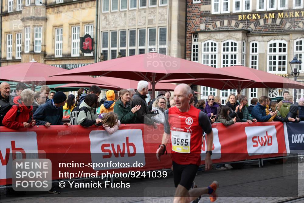 05.10.2025 - 20. swb-Marathon Bremen Yannick Fuchs http://msf.ph/oto/9241039 05.10.2025 10:40:30 Ziel 10070, 10565, 10658 meine-sportfotos.de