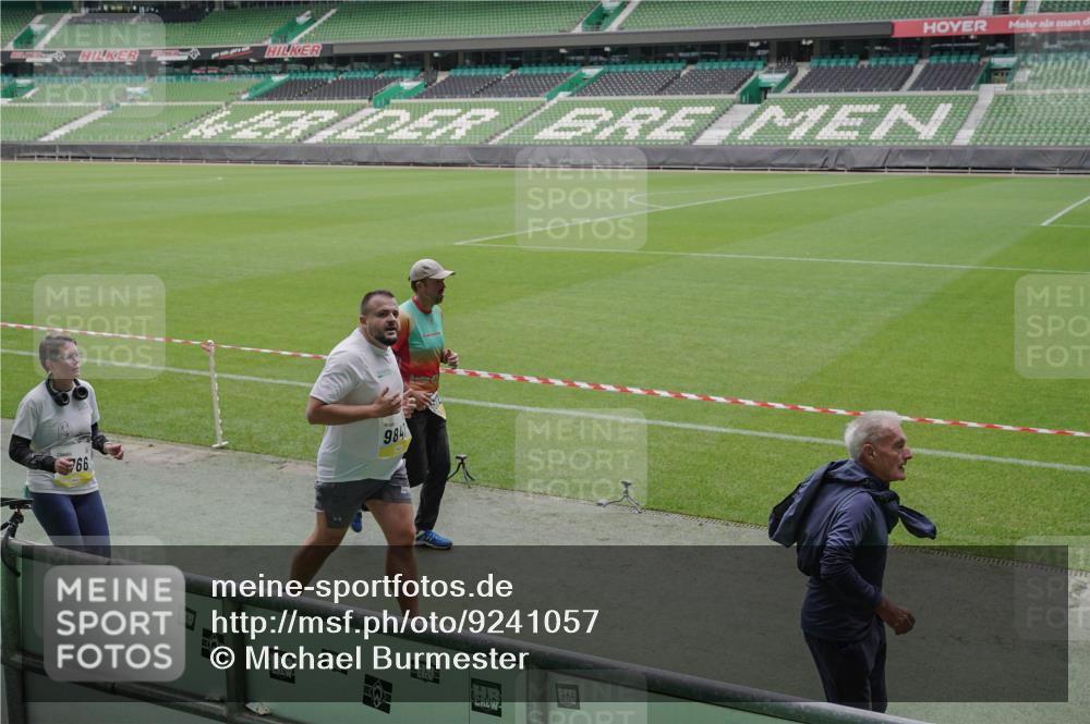 05.10.2025 - 20. swb-Marathon Bremen Michael Burmester http://msf.ph/oto/9241057 05.10.2025 10:34:55 Laufen im Stadion 7101, 7147, 7215, 9183, 9188, 9201, 9219, 9292, 9350, 9372, 9430, 9472, 9495, 9540, 9547, 9582, 9585, 9591, 9601, 9622, 9669, 9672, 9714, 9719, 9720, 9722, 9766, 9783, 9797, 9820, 9844, 9847, 9872, 9925, 9932, 9943, 9947, 9952, 9968, 9981, 10009, 10080, 10088, 10111, 10169, 10191, 10196, 10200, 10260, 10261, 10263, 10281, 10285, 10329, 10341, 10395, 10397, 10398, 10408, 10424, 10527, 10555, 10644, 10645, 10648, 10653, 10694, 10834, 10845, 10950, 10988 meine-sportfotos.de