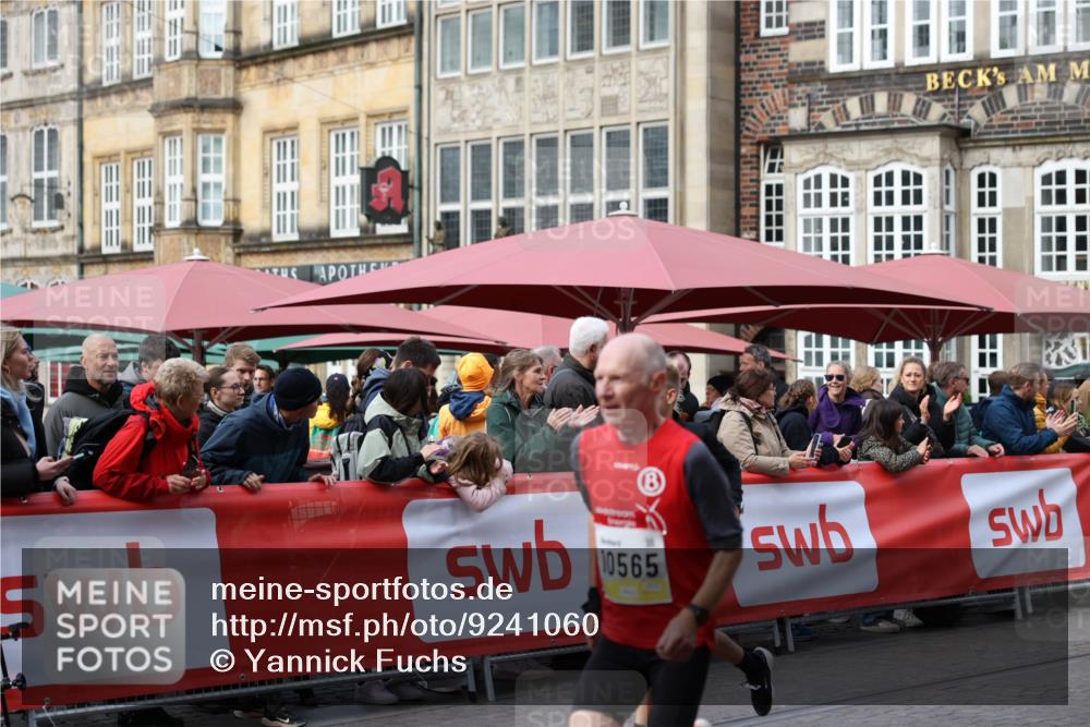 05.10.2025 - 20. swb-Marathon Bremen Yannick Fuchs http://msf.ph/oto/9241060 05.10.2025 10:40:30 Ziel 10070, 10565, 10658 meine-sportfotos.de