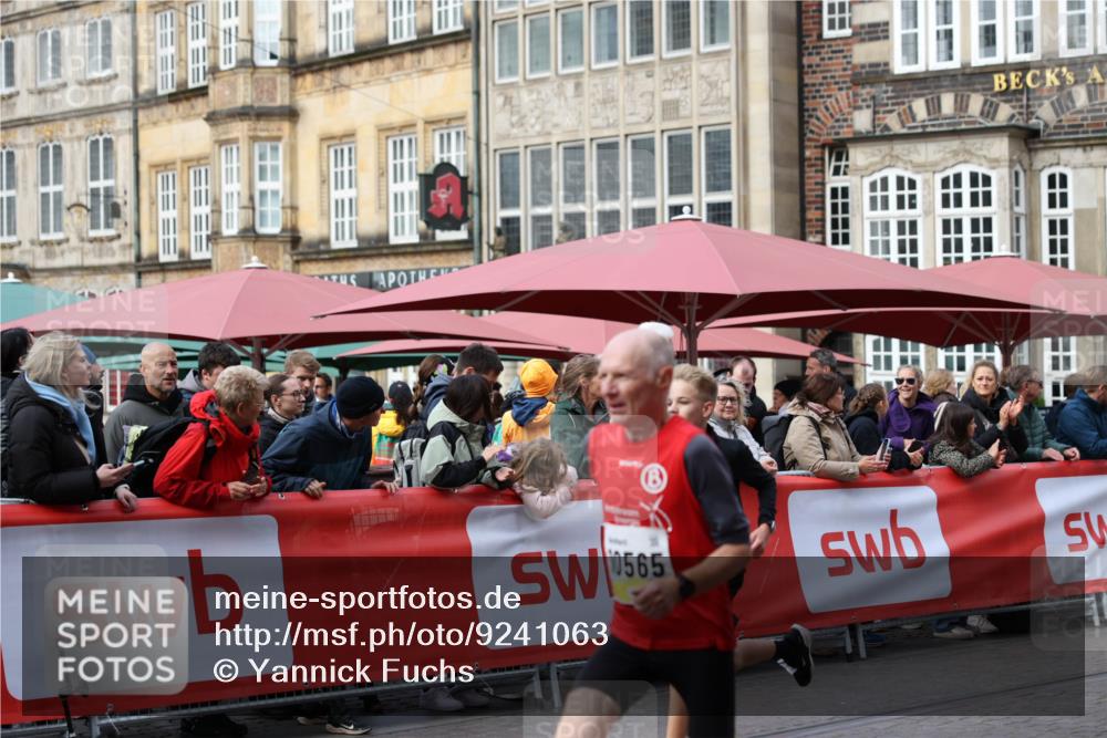05.10.2025 - 20. swb-Marathon Bremen Yannick Fuchs http://msf.ph/oto/9241063 05.10.2025 10:40:30 Ziel 10070, 10565, 10658 meine-sportfotos.de