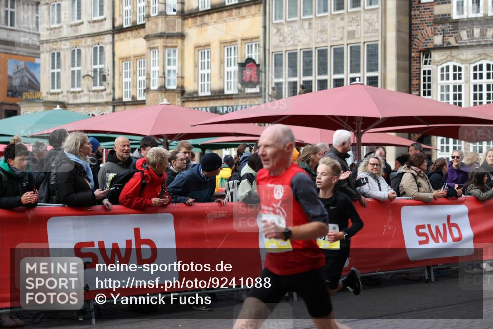 05.10.2025 - 20. swb-Marathon Bremen Yannick Fuchs http://msf.ph/oto/9241088 05.10.2025 10:40:31 Ziel 10070, 10565, 10658 meine-sportfotos.de