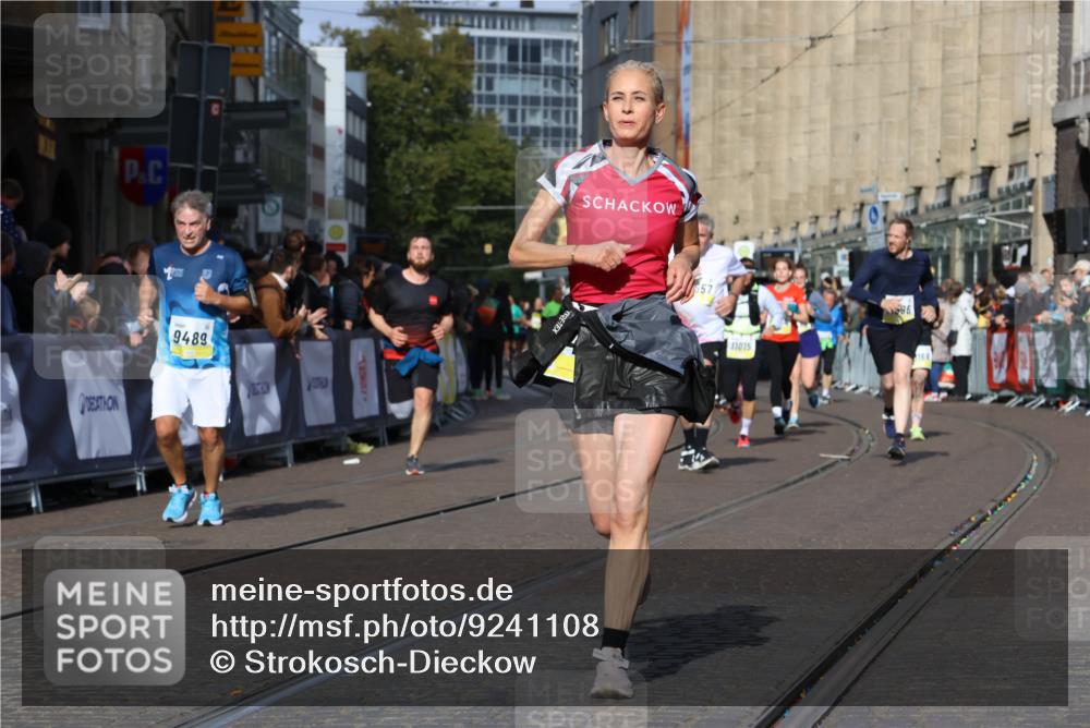 05.10.2025 - 20. swb-Marathon Bremen Strokosch-Dieckow http://msf.ph/oto/9241108 05.10.2025 10:57:12 Ziel 9231, 9292, 9314, 9450, 9489, 9577, 9844, 9947, 10169, 10293, 10545, 10657, 10917, 11015, 11138, 11202, 11434, 11596, 11686 meine-sportfotos.de
