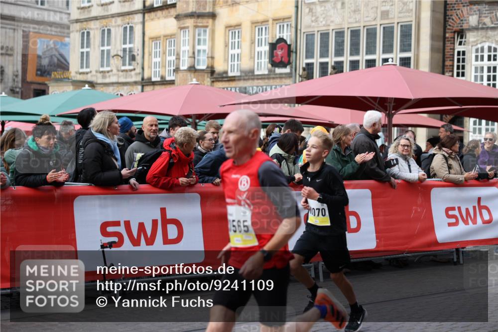 05.10.2025 - 20. swb-Marathon Bremen Yannick Fuchs http://msf.ph/oto/9241109 05.10.2025 10:40:31 Ziel 10070, 10565, 10658 meine-sportfotos.de
