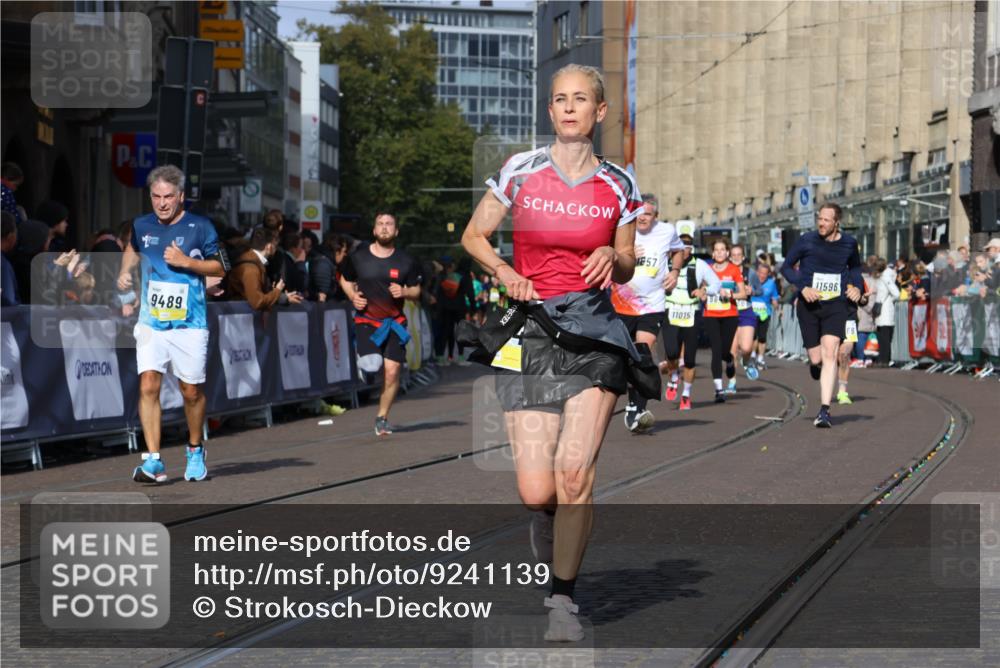 05.10.2025 - 20. swb-Marathon Bremen Strokosch-Dieckow http://msf.ph/oto/9241139 05.10.2025 10:57:12 Ziel 9231, 9292, 9314, 9450, 9489, 9577, 9844, 9947, 10169, 10293, 10545, 10657, 10917, 11015, 11138, 11202, 11434, 11596, 11686 meine-sportfotos.de