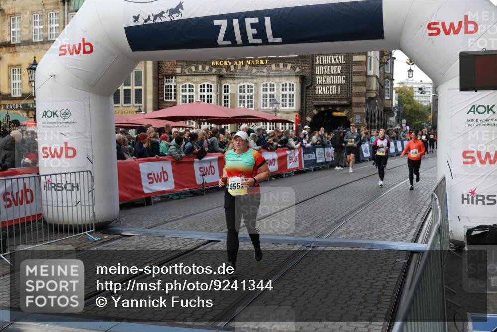 05.10.2025 - 20. swb-Marathon Bremen Yannick Fuchs http://msf.ph/oto/9241344 05.10.2025 11:08:36 Ziel 9186, 9235, 9481, 9552, 10859 meine-sportfotos.de