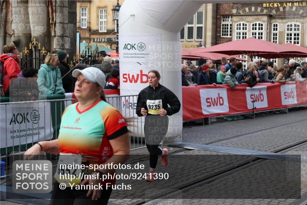 05.10.2025 - 20. swb-Marathon Bremen Yannick Fuchs http://msf.ph/oto/9241390 05.10.2025 11:08:37 Ziel 9186, 9235, 9481, 9552, 10859 meine-sportfotos.de