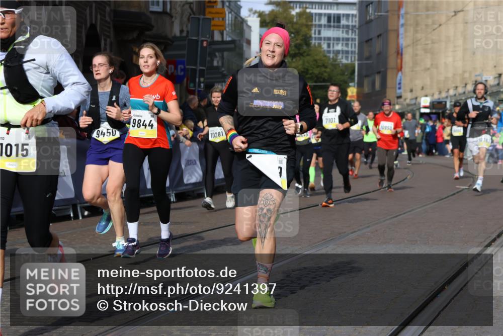 05.10.2025 - 20. swb-Marathon Bremen Strokosch-Dieckow http://msf.ph/oto/9241397 05.10.2025 10:57:20 Ziel 7101, 9260, 9292, 9450, 9550, 9844, 9947, 10169, 10281, 10367, 10645, 10657, 10950, 11015, 11606 meine-sportfotos.de