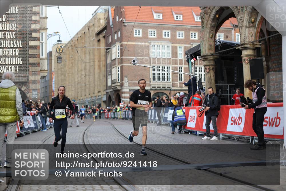 05.10.2025 - 20. swb-Marathon Bremen Yannick Fuchs http://msf.ph/oto/9241418 05.10.2025 10:41:13 Ziel 10606, 10952 meine-sportfotos.de