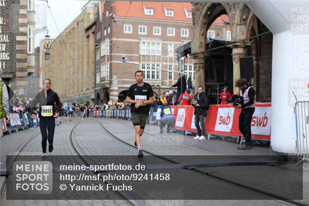 05.10.2025 - 20. swb-Marathon Bremen Yannick Fuchs http://msf.ph/oto/9241458 05.10.2025 10:41:13 Ziel 10606, 10952 meine-sportfotos.de