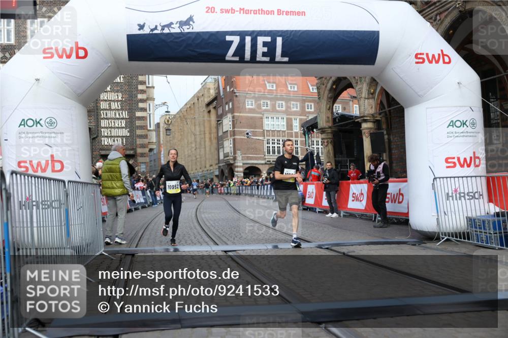 05.10.2025 - 20. swb-Marathon Bremen Yannick Fuchs http://msf.ph/oto/9241533 05.10.2025 10:41:14 Ziel 10606, 10952 meine-sportfotos.de