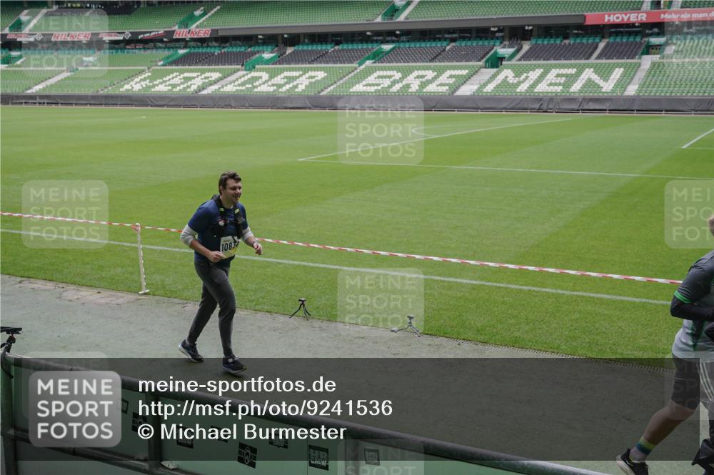 05.10.2025 - 20. swb-Marathon Bremen Michael Burmester http://msf.ph/oto/9241536 05.10.2025 10:35:08 Laufen im Stadion 7147, 7163, 9183, 9188, 9201, 9219, 9292, 9350, 9430, 9495, 9540, 9576, 9582, 9601, 9612, 9622, 9625, 9666, 9669, 9672, 9719, 9720, 9722, 9766, 9783, 9797, 9844, 9847, 9886, 9925, 9932, 9952, 9968, 9981, 10049, 10055, 10080, 10088, 10105, 10111, 10145, 10169, 10179, 10200, 10225, 10260, 10263, 10281, 10329, 10341, 10368, 10377, 10395, 10397, 10527, 10555, 10644, 10645, 10648, 10653, 10694, 10834, 10845, 10950, 10988, 7101, 7215, 9372, 9472, 9547, 9585, 9820 meine-sportfotos.de