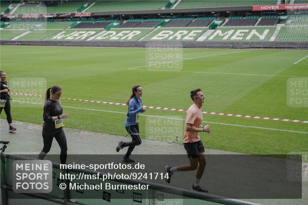 05.10.2025 - 20. swb-Marathon Bremen Michael Burmester http://msf.ph/oto/9241714 05.10.2025 10:35:13 Laufen im Stadion 7147, 7163, 9183, 9188, 9201, 9219, 9292, 9350, 9430, 9495, 9508, 9540, 9550, 9576, 9582, 9601, 9612, 9622, 9625, 9666, 9669, 9672, 9720, 9722, 9766, 9790, 9797, 9847, 9886, 9925, 9952, 9968, 9981, 10049, 10055, 10080, 10084, 10088, 10105, 10145, 10169, 10179, 10200, 10225, 10260, 10263, 10281, 10329, 10341, 10368, 10377, 10395, 10397, 10527, 10555, 10644, 10645, 10653, 10694, 10834, 10845, 10950, 10988, 7101, 7215, 9372, 9472, 9547, 9585, 9719, 9783, 9820 meine-sportfotos.de