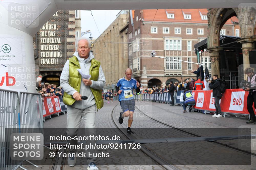 05.10.2025 - 20. swb-Marathon Bremen Yannick Fuchs http://msf.ph/oto/9241726 05.10.2025 10:41:22 Ziel 9262, 11069, 11086 meine-sportfotos.de