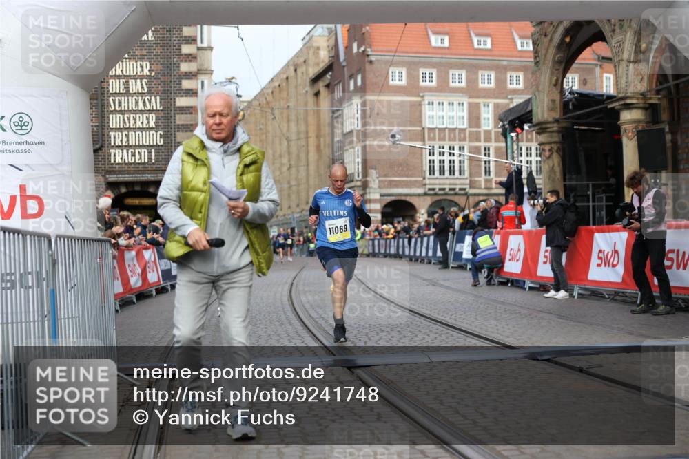 05.10.2025 - 20. swb-Marathon Bremen Yannick Fuchs http://msf.ph/oto/9241748 05.10.2025 10:41:22 Ziel 9262, 11069, 11086 meine-sportfotos.de