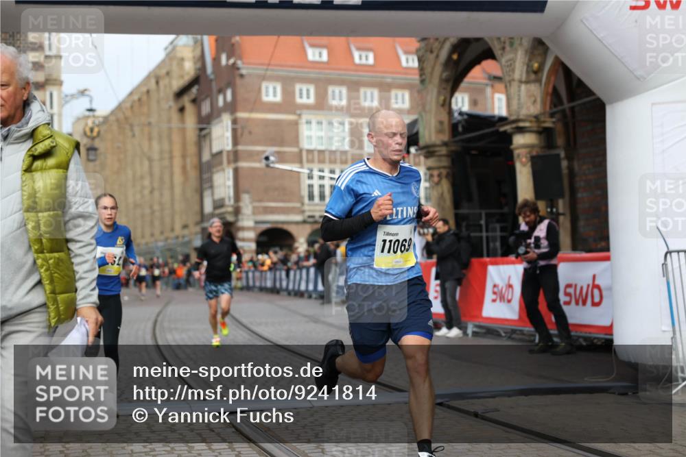 05.10.2025 - 20. swb-Marathon Bremen Yannick Fuchs http://msf.ph/oto/9241814 05.10.2025 10:41:24 Ziel 9262, 11069, 11086 meine-sportfotos.de