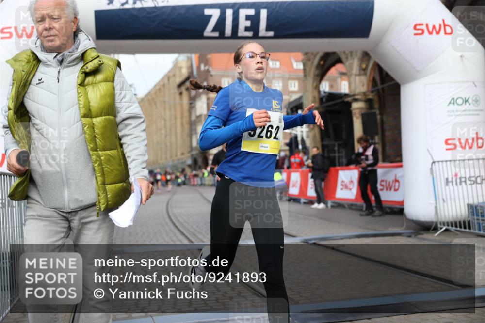 05.10.2025 - 20. swb-Marathon Bremen Yannick Fuchs http://msf.ph/oto/9241893 05.10.2025 10:41:25 Ziel 9262, 11069, 11086 meine-sportfotos.de