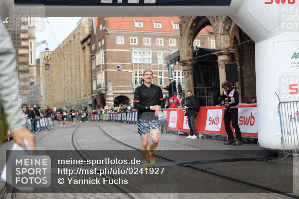 05.10.2025 - 20. swb-Marathon Bremen Yannick Fuchs http://msf.ph/oto/9241927 05.10.2025 10:41:26 Ziel 9262, 11069, 11086 meine-sportfotos.de