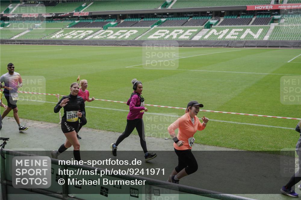 05.10.2025 - 20. swb-Marathon Bremen Michael Burmester http://msf.ph/oto/9241971 05.10.2025 10:35:24 Laufen im Stadion 7163, 9183, 9188, 9201, 9219, 9350, 9433, 9451, 9495, 9508, 9540, 9550, 9576, 9582, 9601, 9612, 9622, 9625, 9666, 9672, 9722, 9766, 9790, 9847, 9886, 9914, 9925, 9937, 9952, 9962, 9968, 9981, 10039, 10049, 10055, 10059, 10080, 10084, 10105, 10138, 10145, 10169, 10179, 10225, 10250, 10260, 10263, 10281, 10353, 10359, 10368, 10377, 10395, 10555, 10644, 10653, 10694, 10834, 10845, 10950, 10988, 7147, 7215, 9292, 9372, 9430, 9547, 9585, 9669, 9719, 9783 meine-sportfotos.de