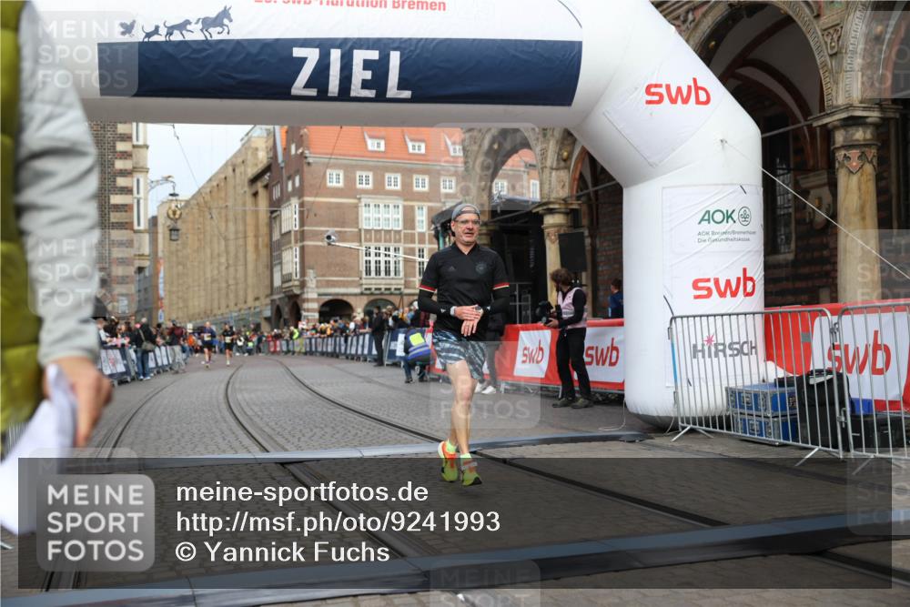 05.10.2025 - 20. swb-Marathon Bremen Yannick Fuchs http://msf.ph/oto/9241993 05.10.2025 10:41:26 Ziel 9262, 11069, 11086 meine-sportfotos.de